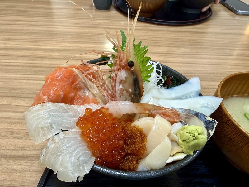 甘えび、いくら、サーモン、帆立、白身魚をのせた海鮮丼とみそ汁