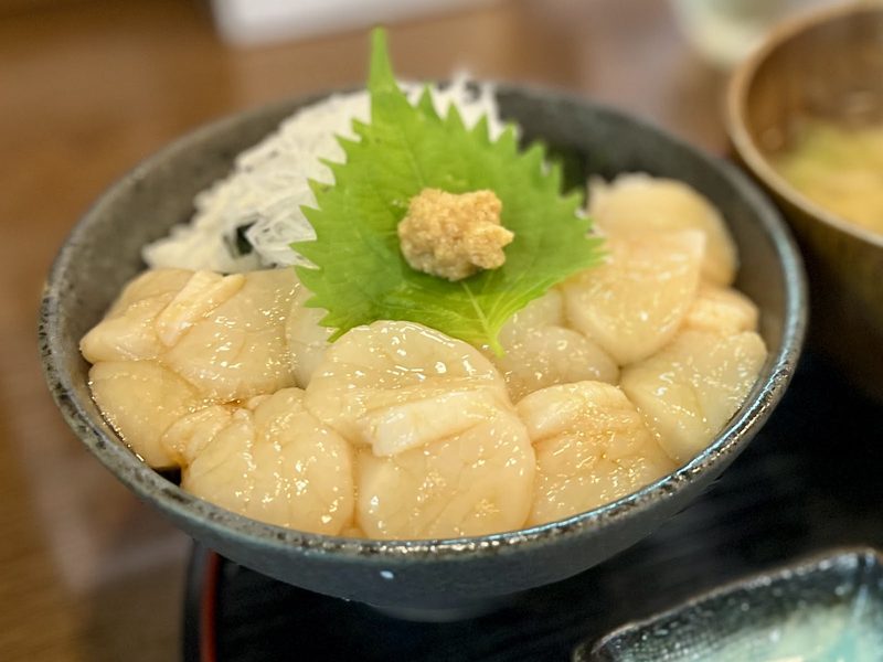 大葉をのせ、帆立の刺身を敷きつめた丼
