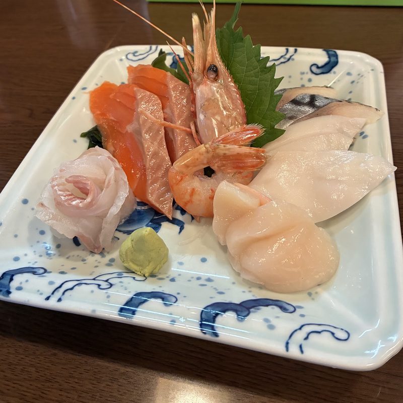 サーモン、甘えび、帆立、白身魚の刺身の盛り合わせ