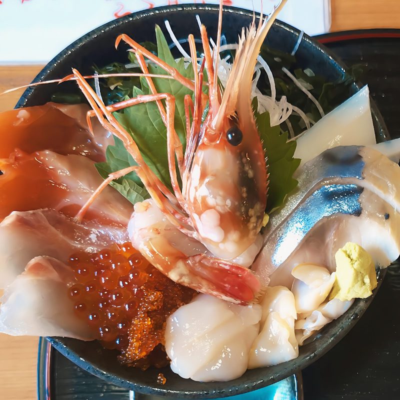 ぼたんえびやいくら、帆立、しめさばをのせた海鮮丼