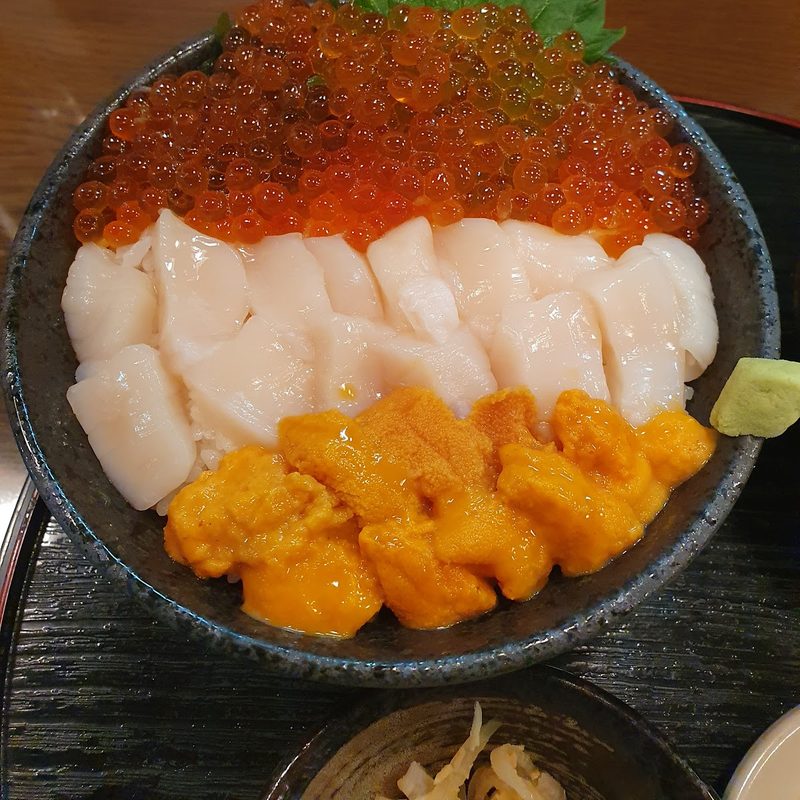 いくら、帆立、うにを盛った丼