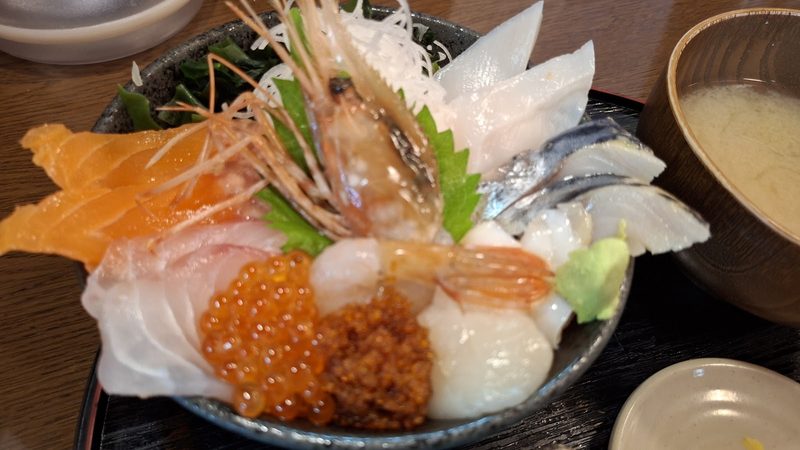 サーモン、甘えび、いか、しめさば、帆立、いくらを盛り込んだ海鮮丼とみそ汁