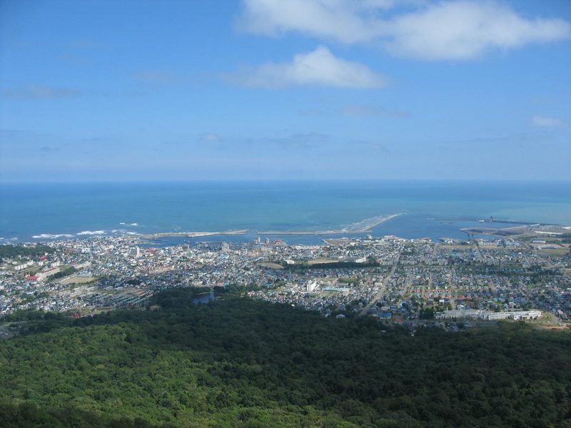 紋別山の上から見下ろす紋別の市街地と港、オホーツク海